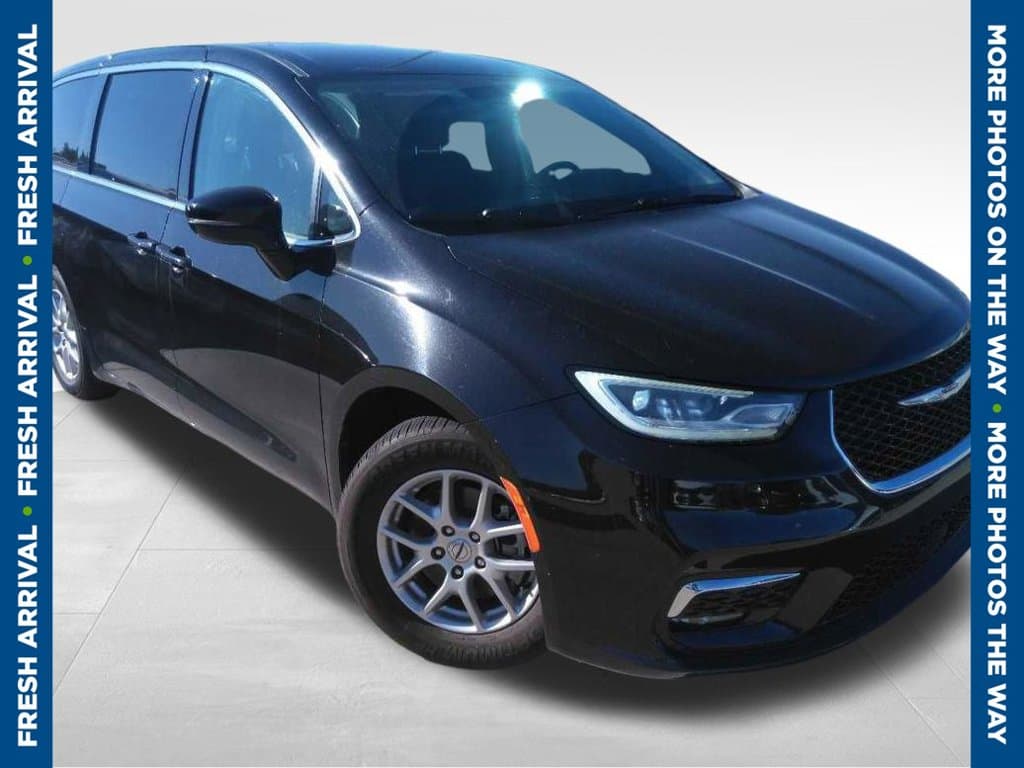 2024 Chrysler Pacifica Touring L — photo 1 of 10