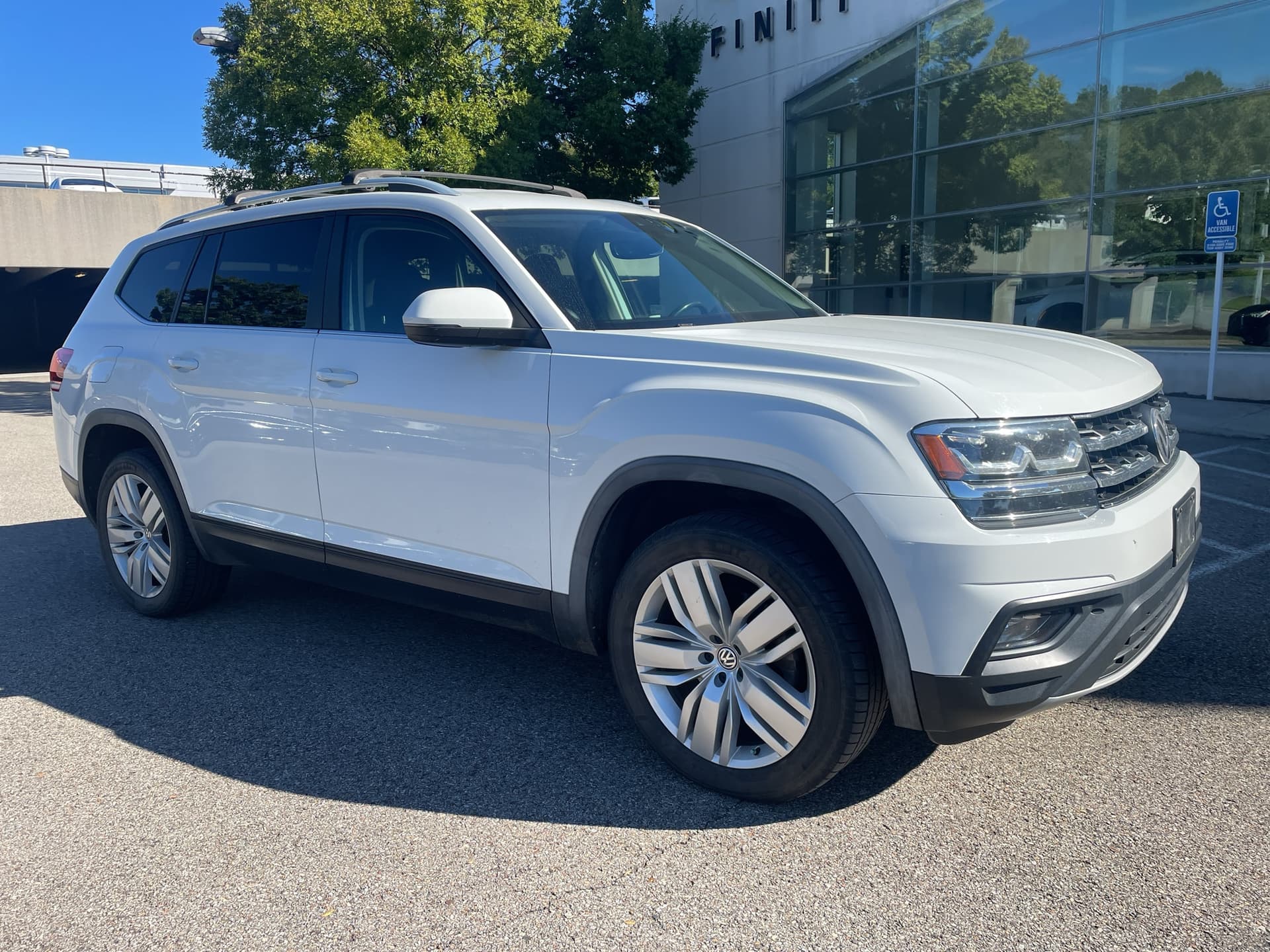 2019 Volkswagen Atlas 3.6L V6 SE w/Technology — photo 1 of 17