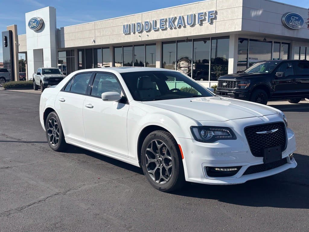 2018 Chrysler 300 Base — photo 1 of 13