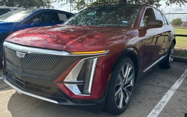 2024 Cadillac LYRIQ Luxury — photo 1 of 5