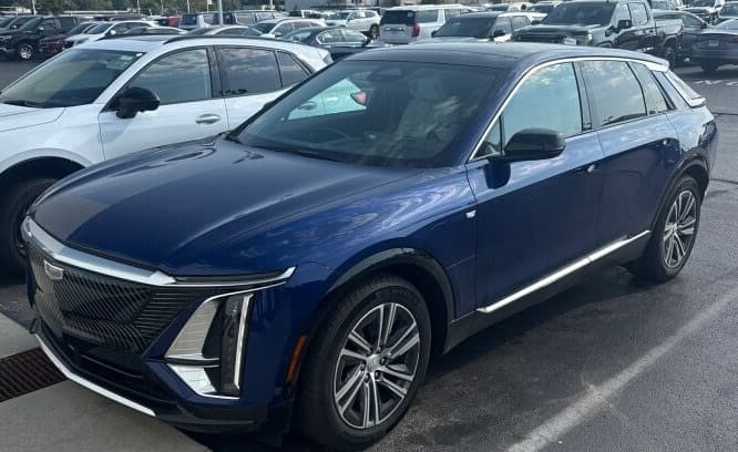 2024 Cadillac LYRIQ Luxury — photo 1 of 3