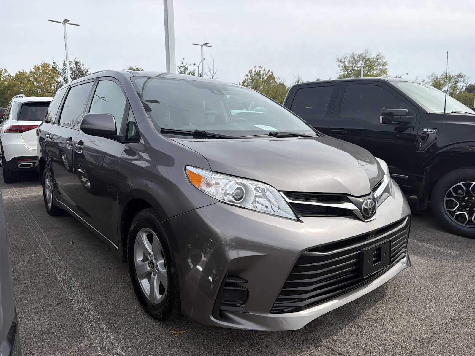 2020 Toyota Sienna LE — photo 1 of 4