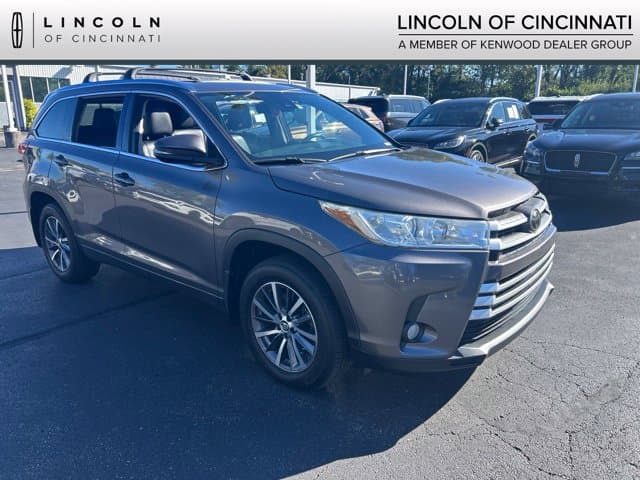 2017 Toyota Highlander Base — photo 1 of 12