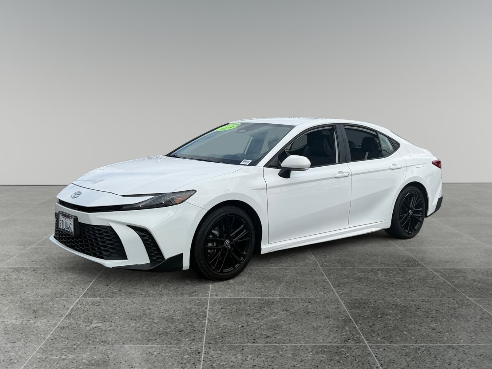 2025 Toyota Camry SE — photo 1 of 14