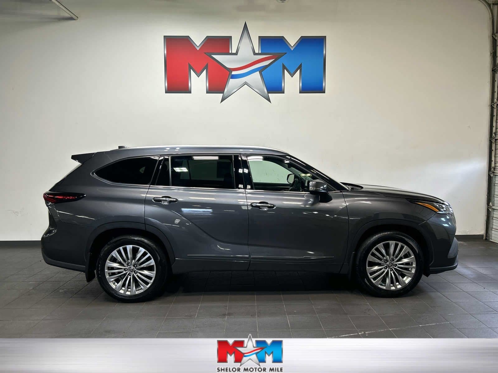 2025 Toyota Highlander Platinum — photo 1 of 33