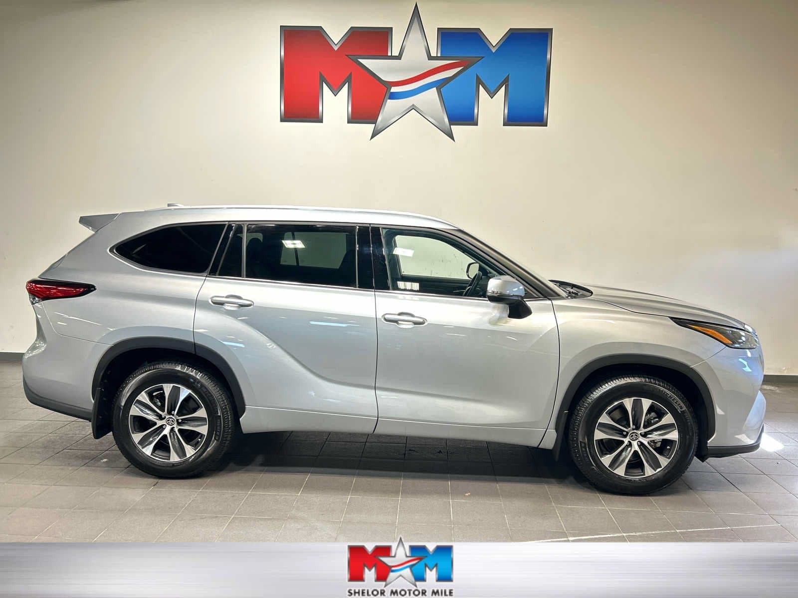 2022 Toyota Highlander XLE — photo 1 of 31