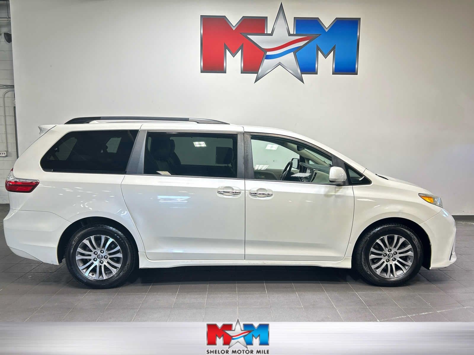 2019 Toyota Sienna XLE — photo 1 of 30