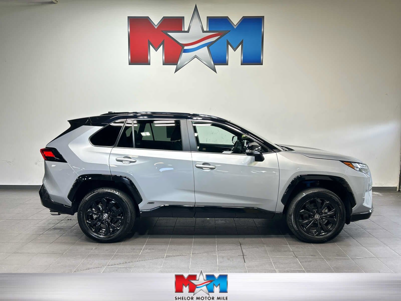 2024 Toyota RAV4 Hybrid XSE — photo 1 of 11
