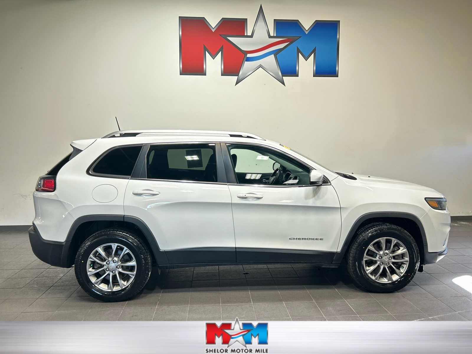 2019 Jeep Cherokee Latitude Plus — photo 1 of 30
