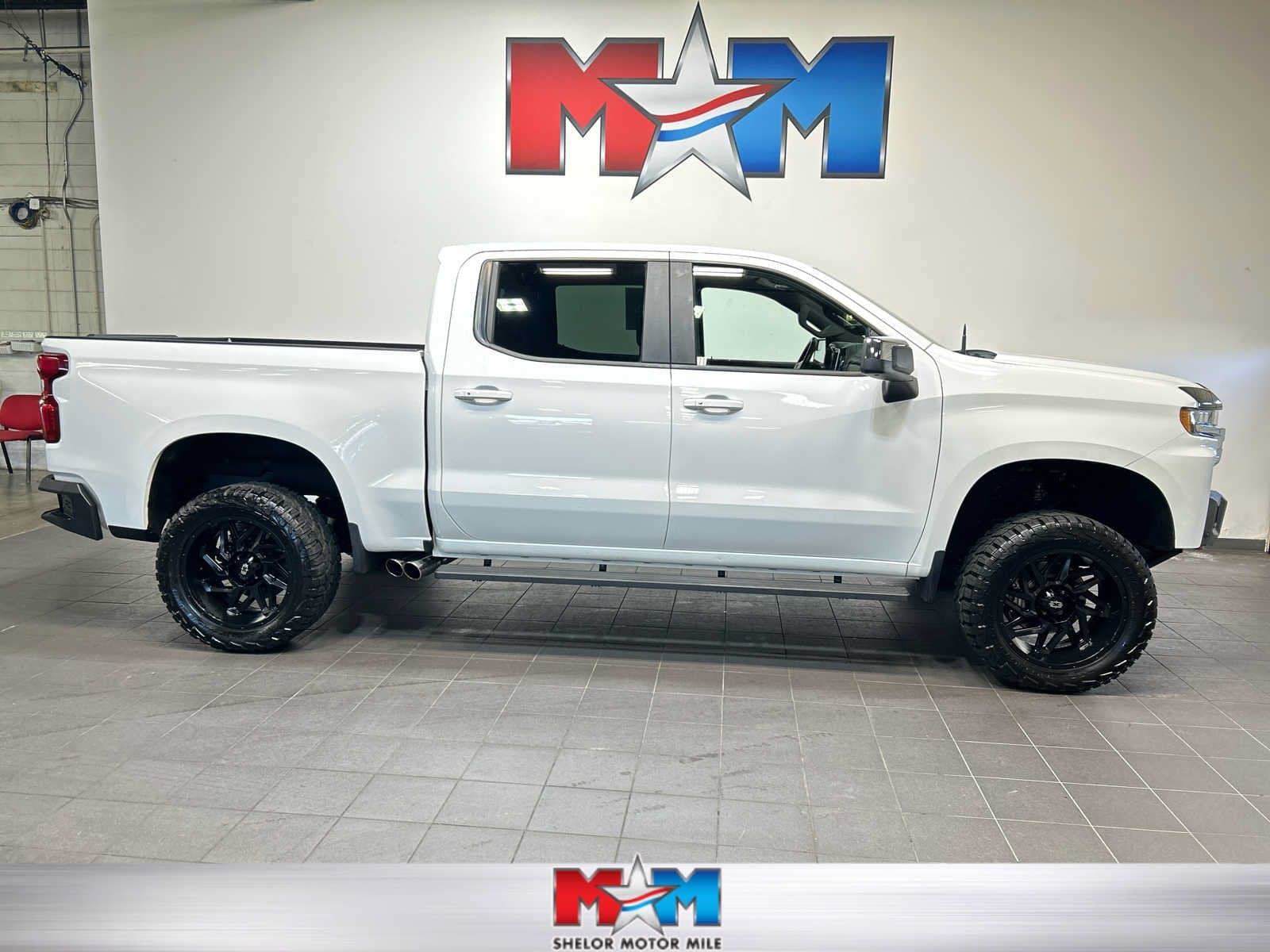 2019 Chevrolet Silverado 1500 LT — photo 1 of 10