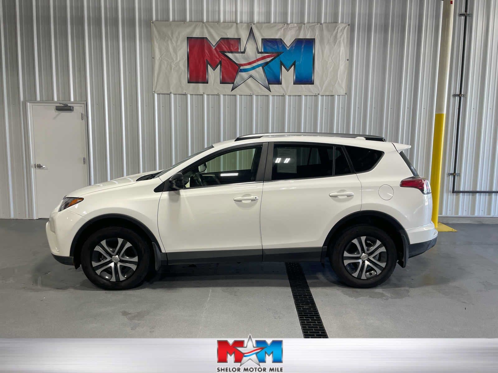 2017 Toyota RAV4 LE — photo 1 of 8