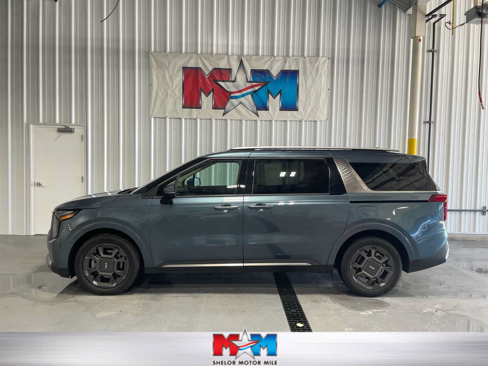2025 Kia Carnival Hybrid SX — photo 1 of 9