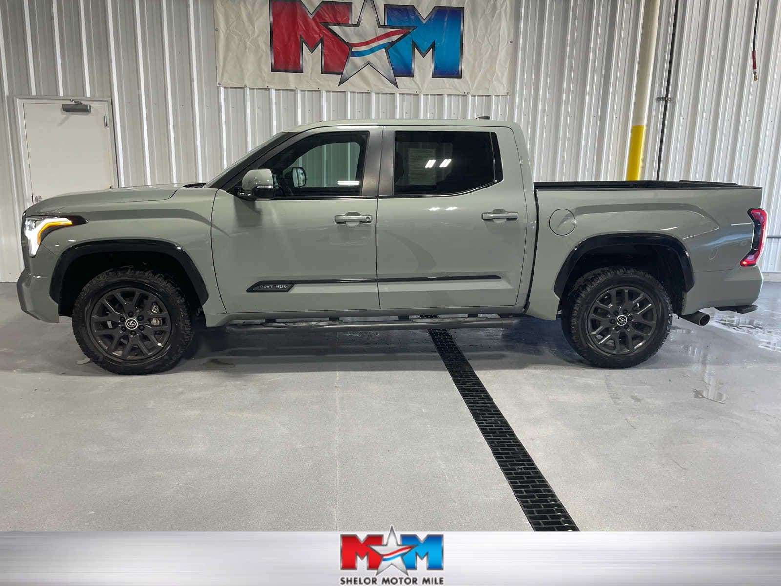 2024 Toyota Tundra 4WD Platinum — photo 1 of 8