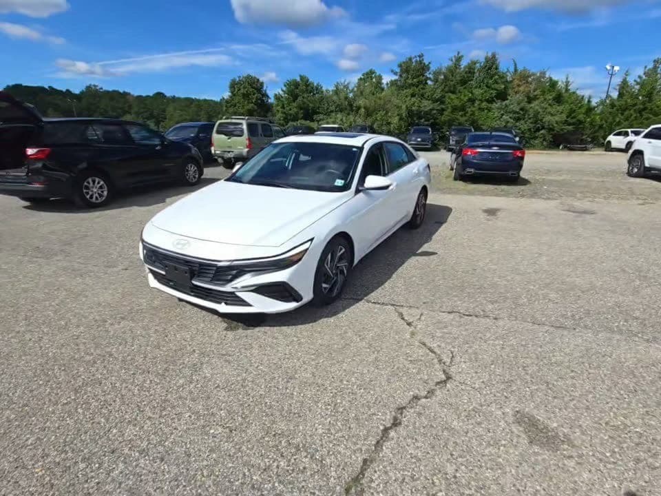 2025 Hyundai Elantra SEL Convenience — photo 1 of 11
