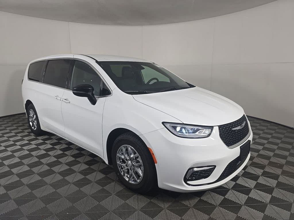 2025 Chrysler Pacifica Select — photo 1 of 10