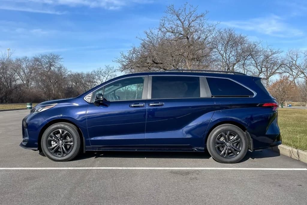 2024 Toyota Sienna XLE — photo 1 of 3