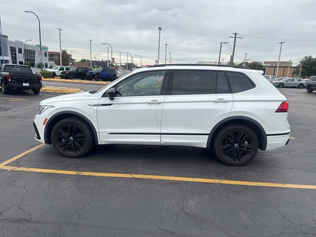 2022 Volkswagen Tiguan SE R-Line Black — photo 1 of 5