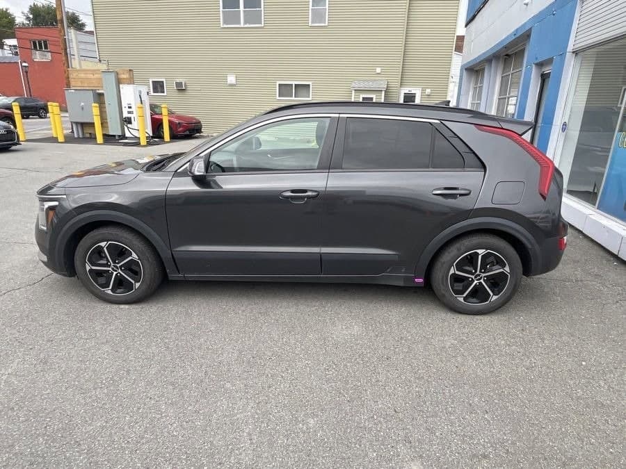 2023 Kia Niro EX — photo 1 of 9