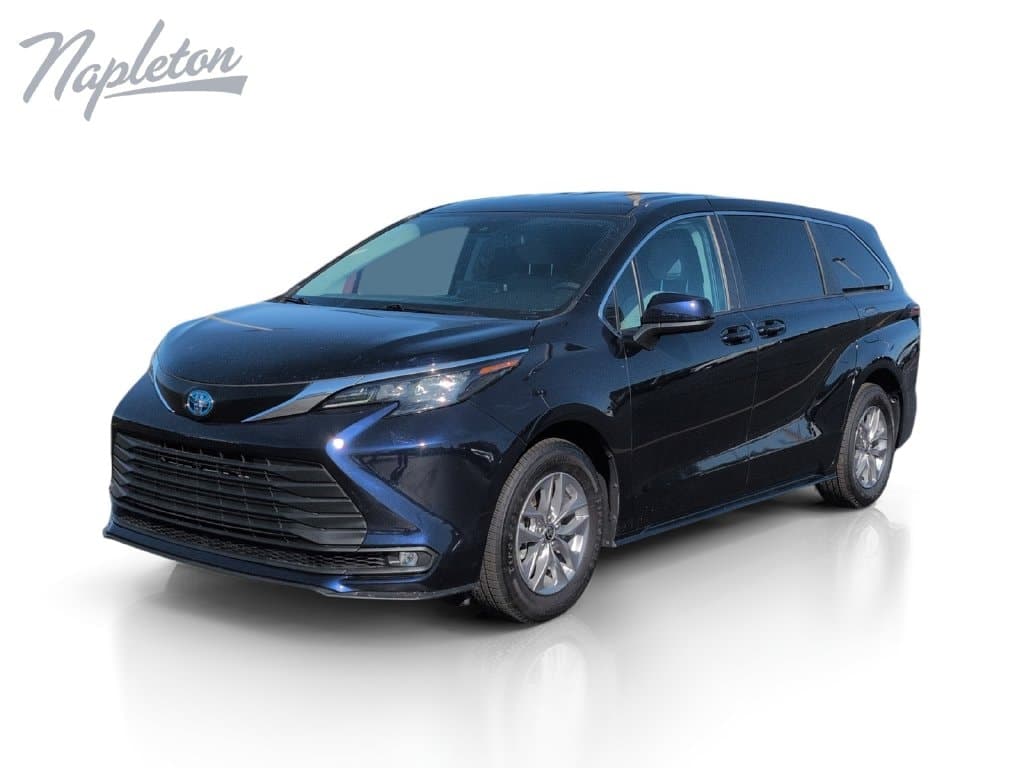 2024 Toyota Sienna LE — photo 1 of 33