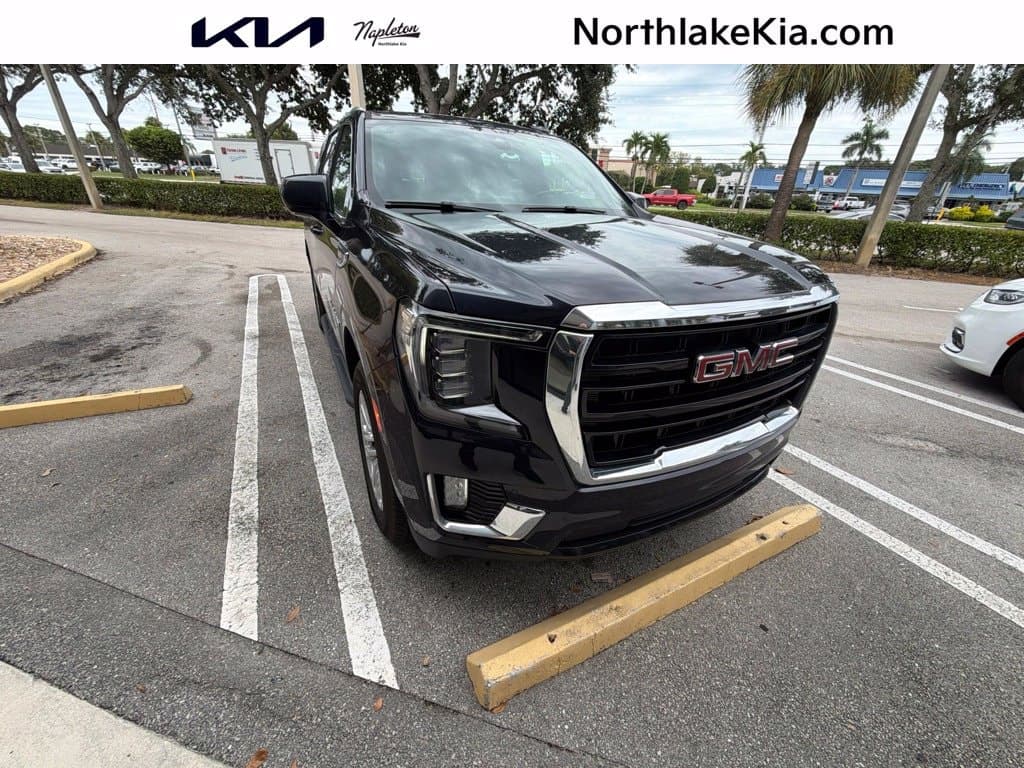 2022 GMC Yukon SLE — photo 1 of 4