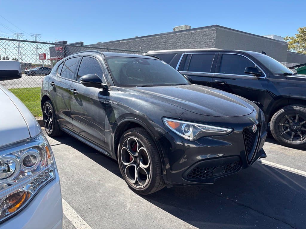2023 Alfa Romeo Stelvio Veloce — photo 1 of 3
