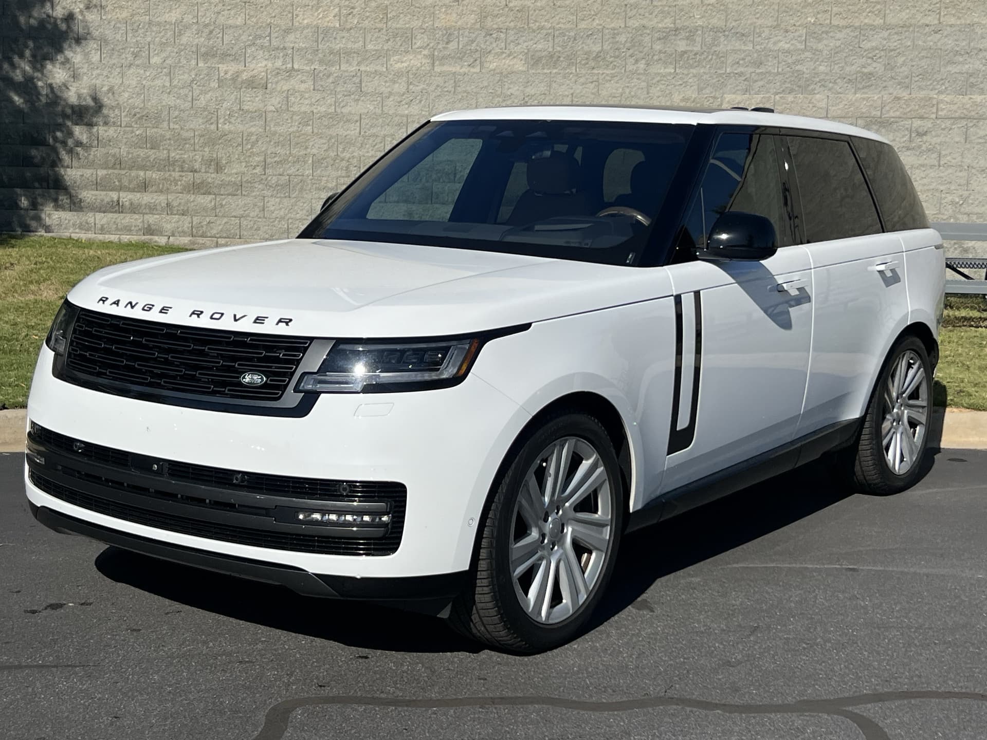 2023 Land Rover Range Rover SE — photo 1 of 39