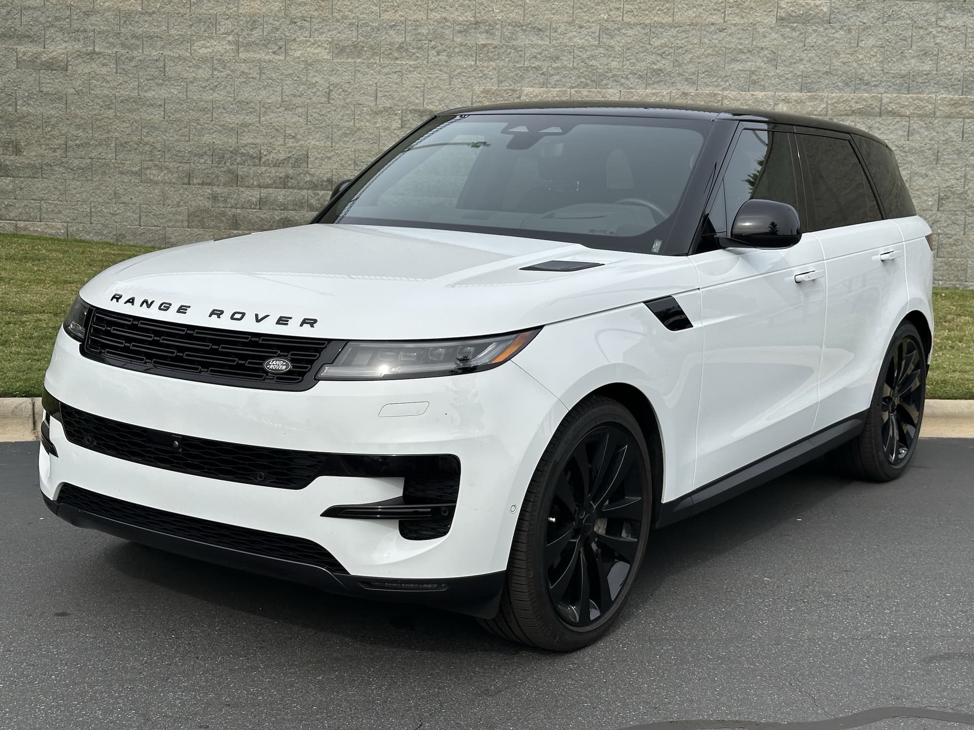 2026 Land Rover Range Rover Sport SE — photo 1 of 32