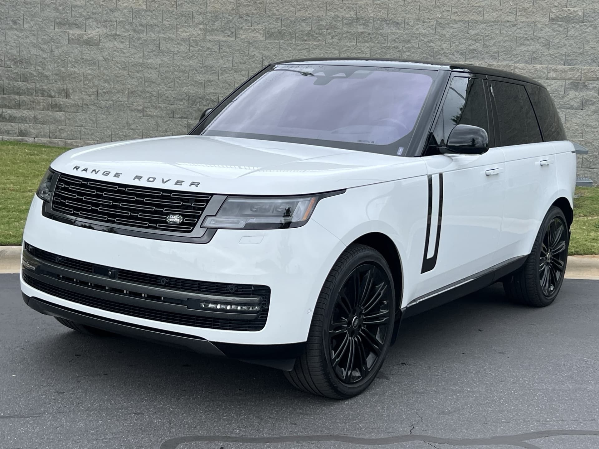 2023 Land Rover Range Rover SE — photo 1 of 34