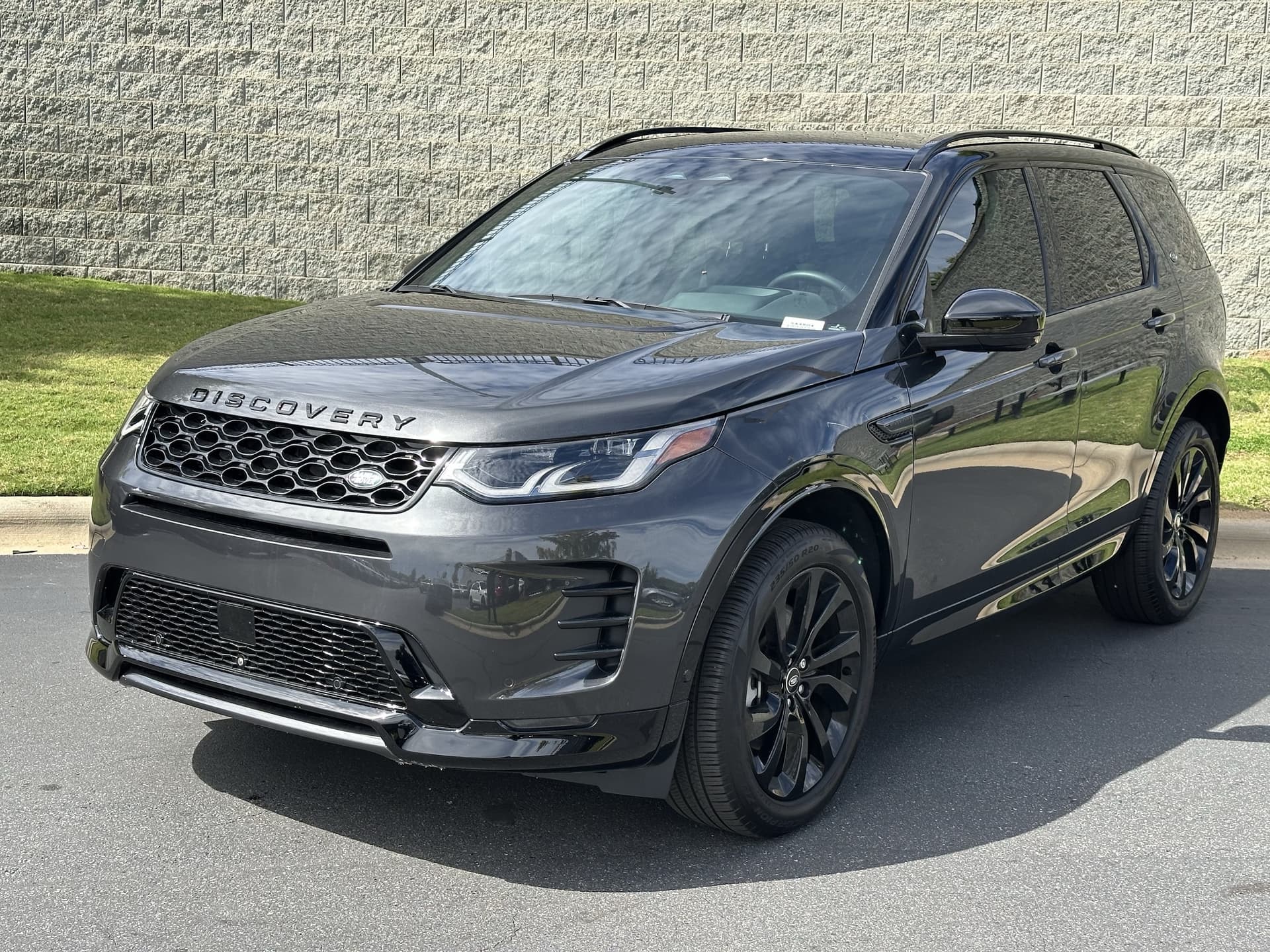 2024 Land Rover Discovery Sport Dynamic SE — photo 1 of 36