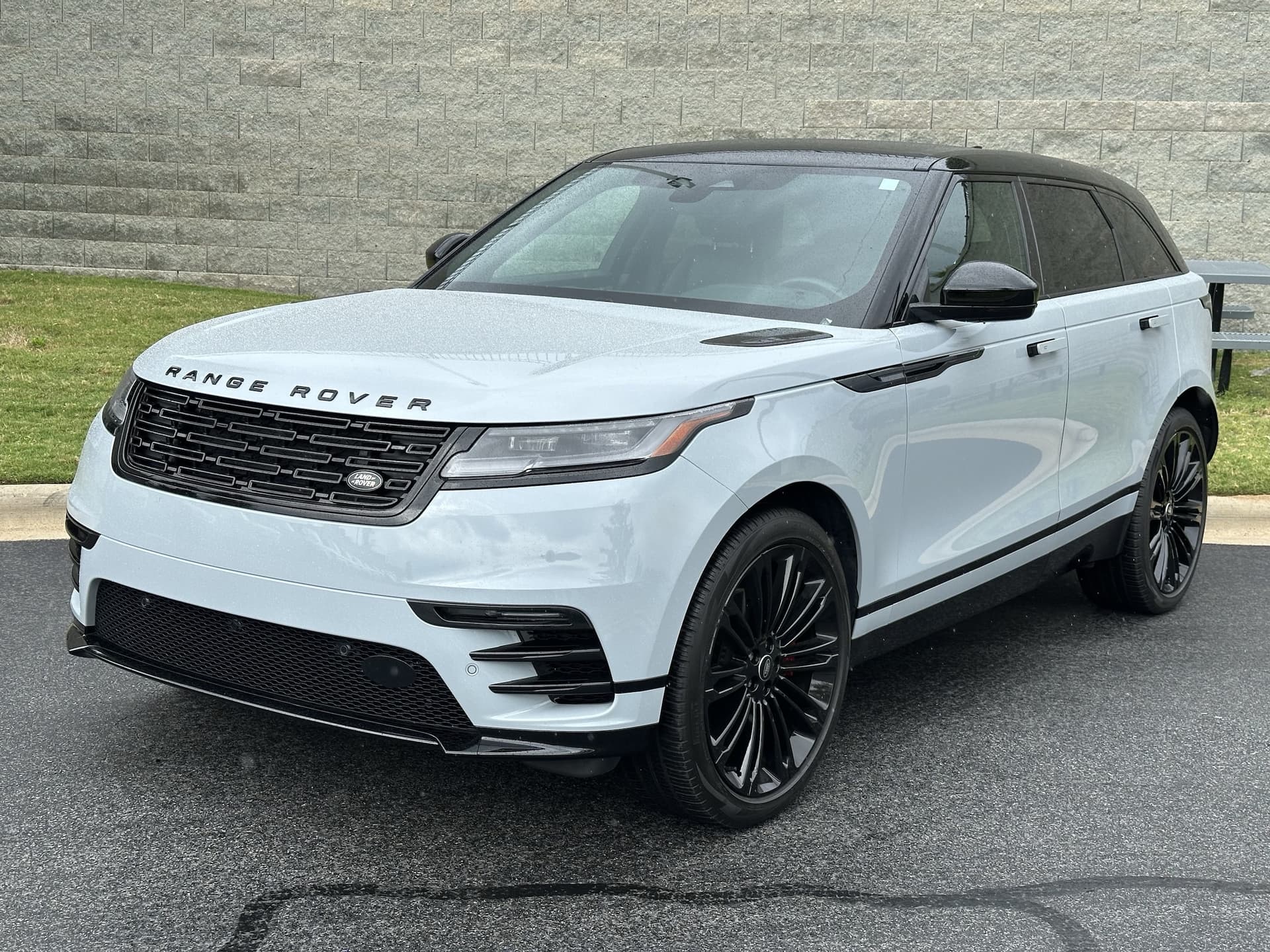 2024 Land Rover Range Rover Velar Dynamic SE — photo 1 of 35