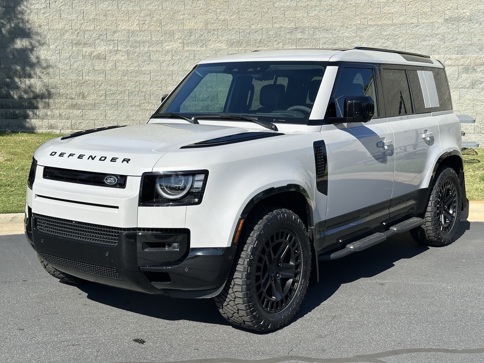 2026 Land Rover Defender X-Dynamic SE — photo 1 of 38