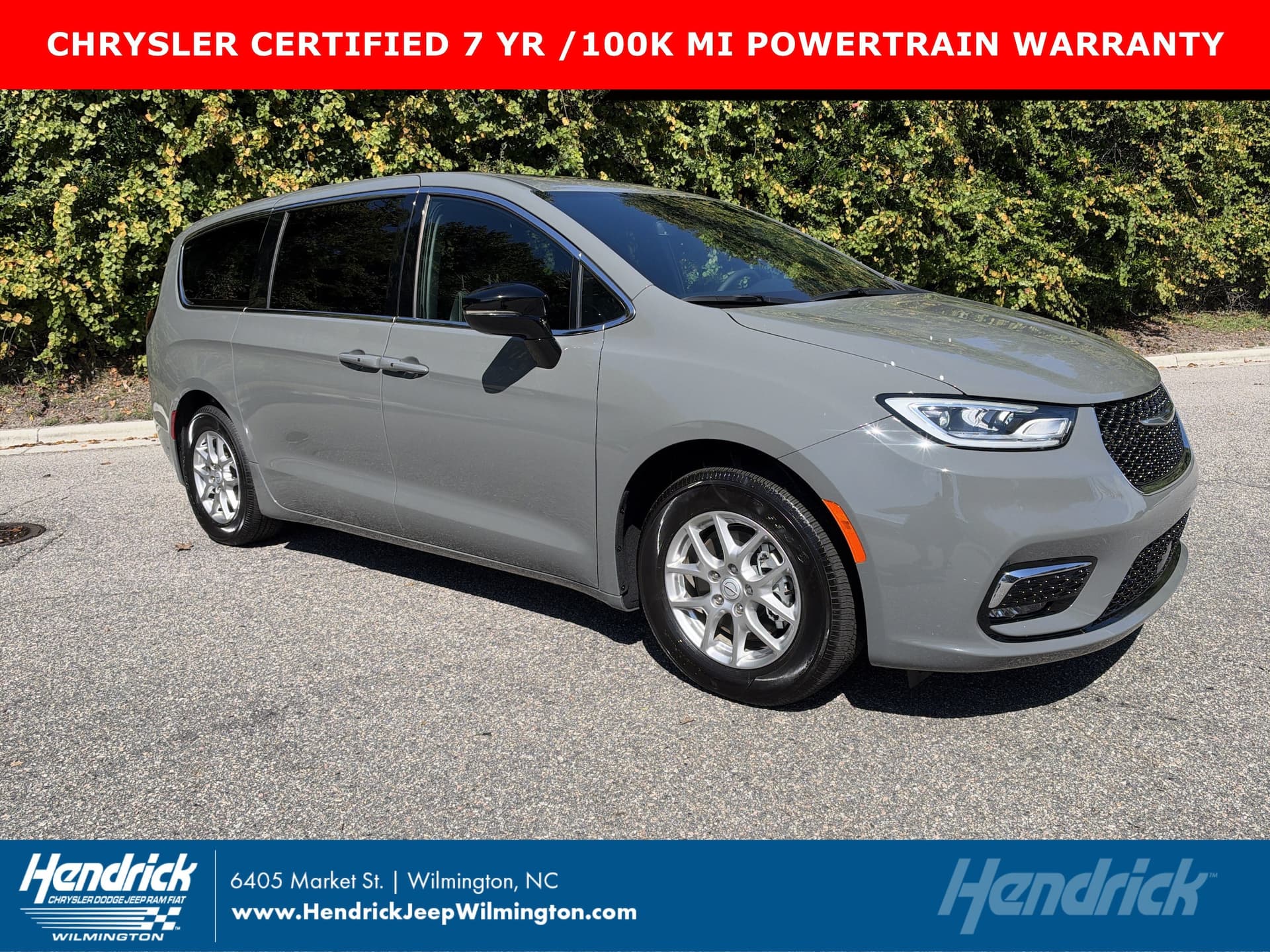 2025 Chrysler Pacifica Select — photo 1 of 36