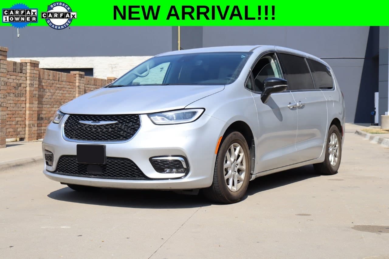 2024 Chrysler Pacifica Touring L — photo 1 of 31