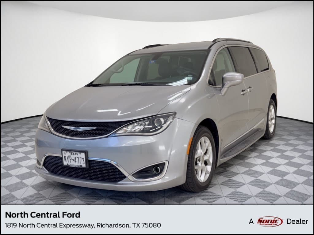 2017 Chrysler Pacifica Touring-L Plus — photo 1 of 10