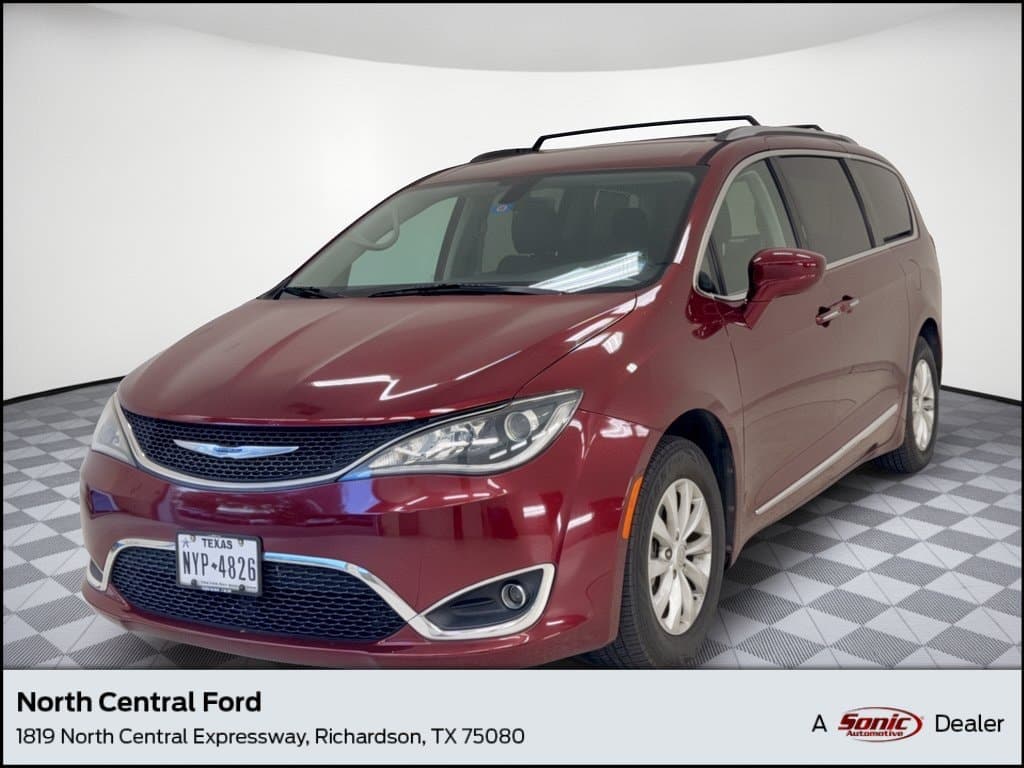2019 Chrysler Pacifica Touring L — photo 1 of 10