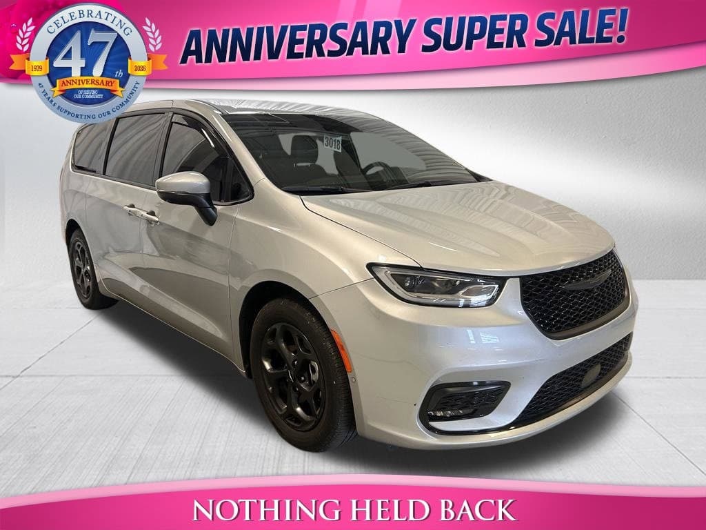 2023 Chrysler Pacifica Hybrid Touring L — photo 1 of 29