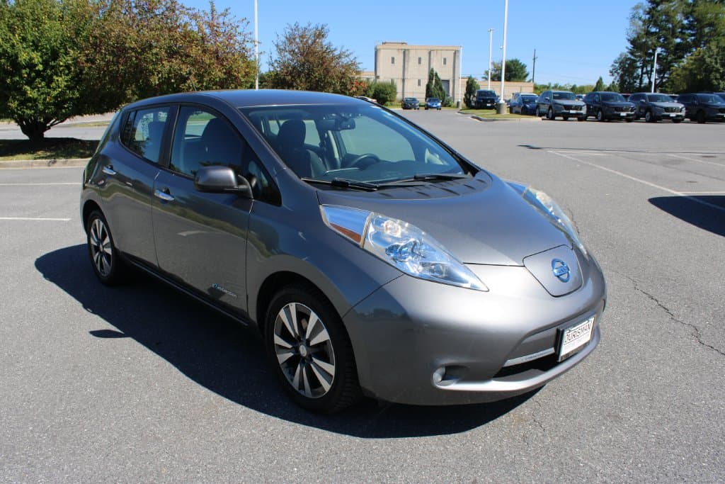 2015 Nissan LEAF SV — photo 1 of 36