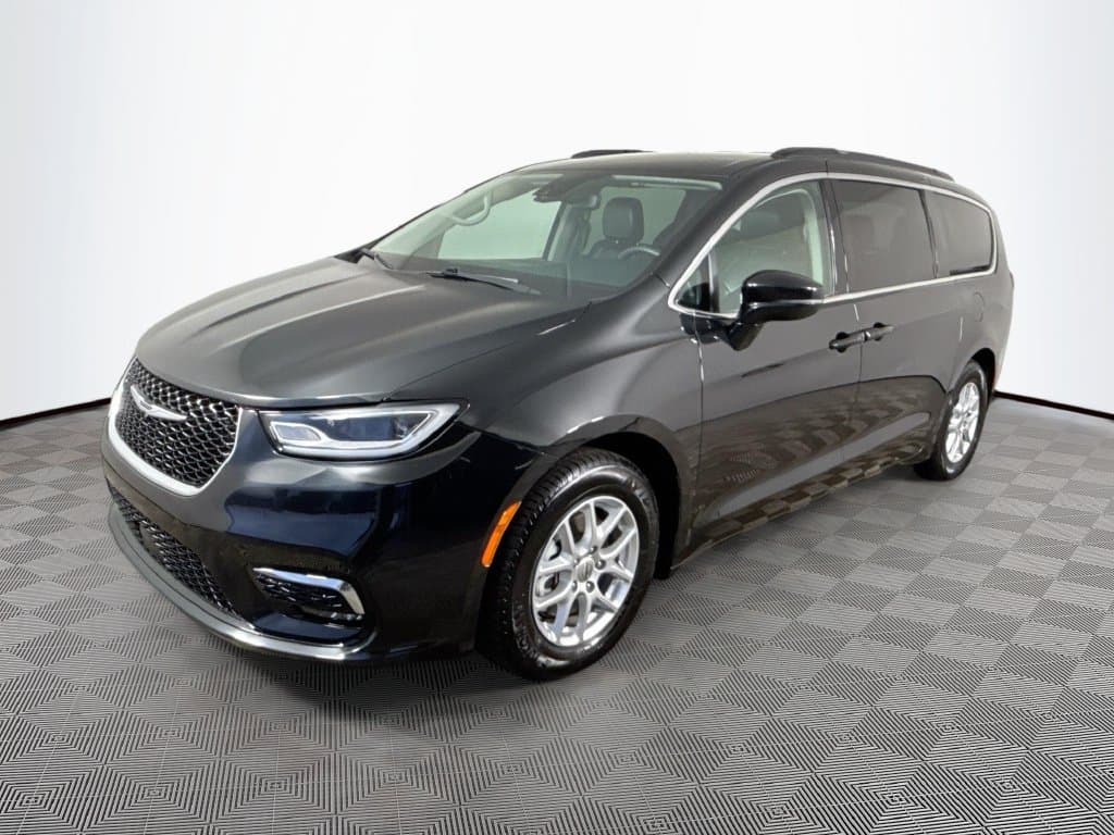 2022 Chrysler Pacifica Touring L — photo 1 of 32