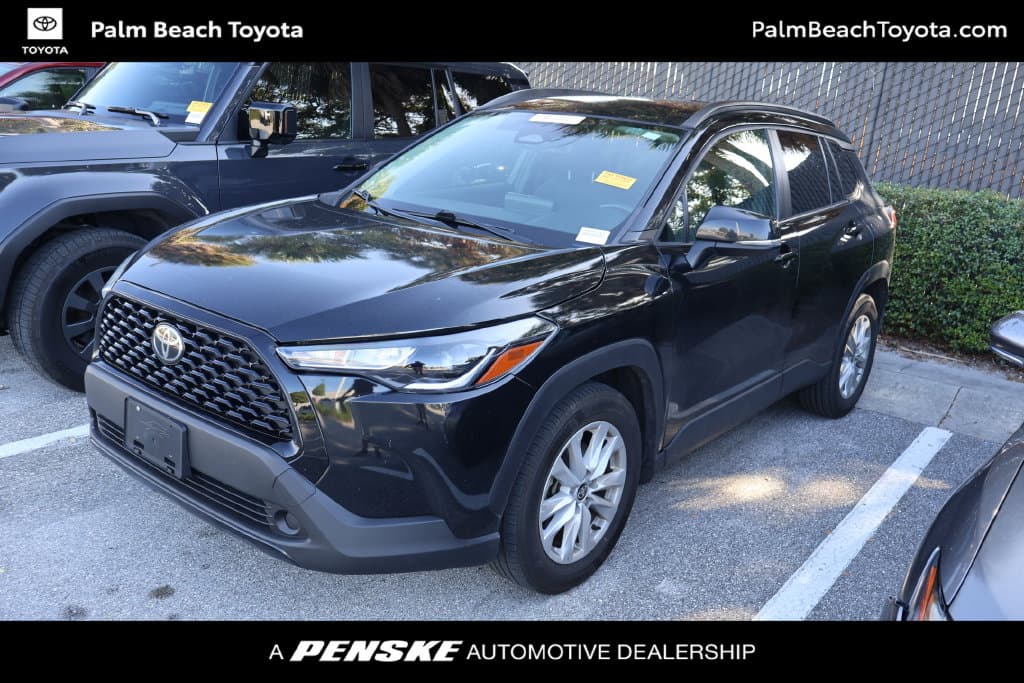 2024 Toyota Corolla Cross LE — photo 1 of 8