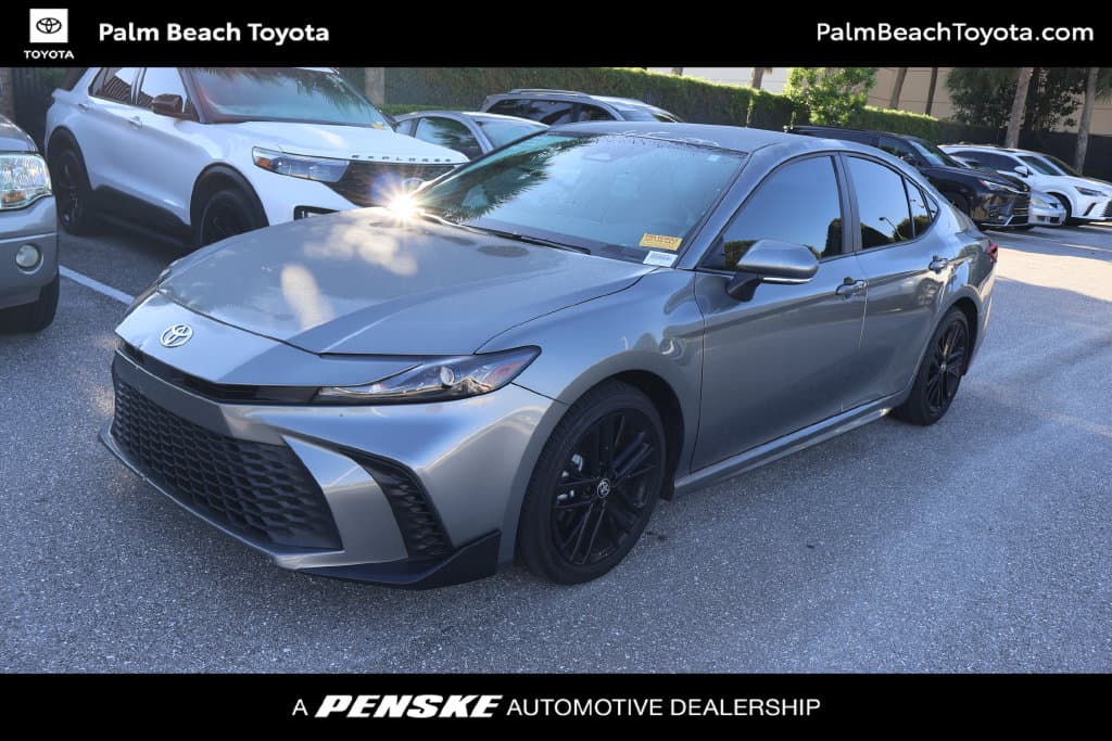2025 Toyota Camry SE — photo 1 of 8