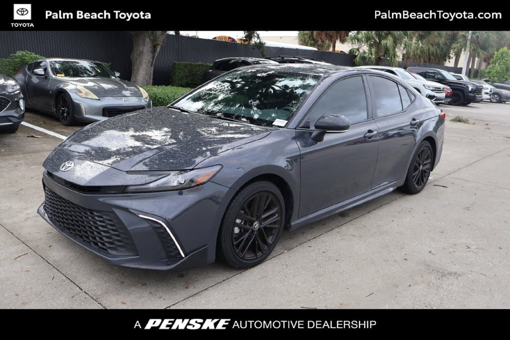 2025 Toyota Camry SE — photo 1 of 8