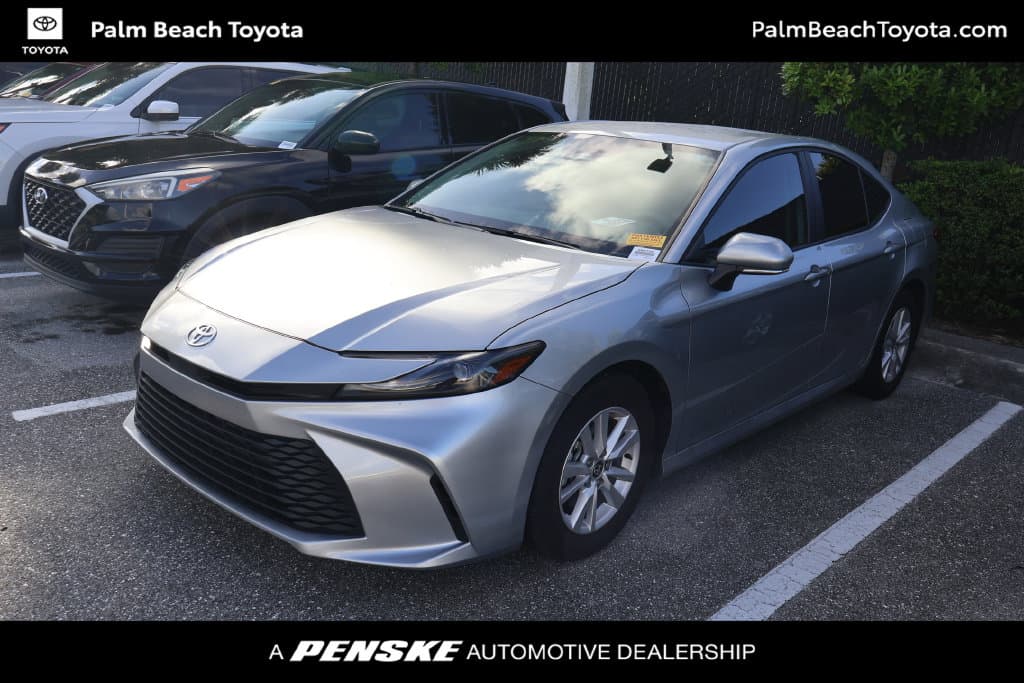 2025 Toyota Camry LE — photo 1 of 8