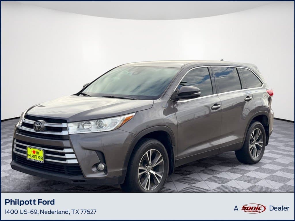 2019 Toyota Highlander LE Plus — photo 1 of 31