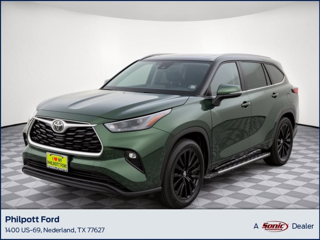2024 Toyota Highlander LE — photo 1 of 31