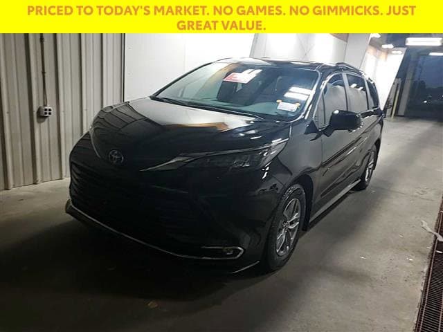2024 Toyota Sienna XLE — photo 1 of 26