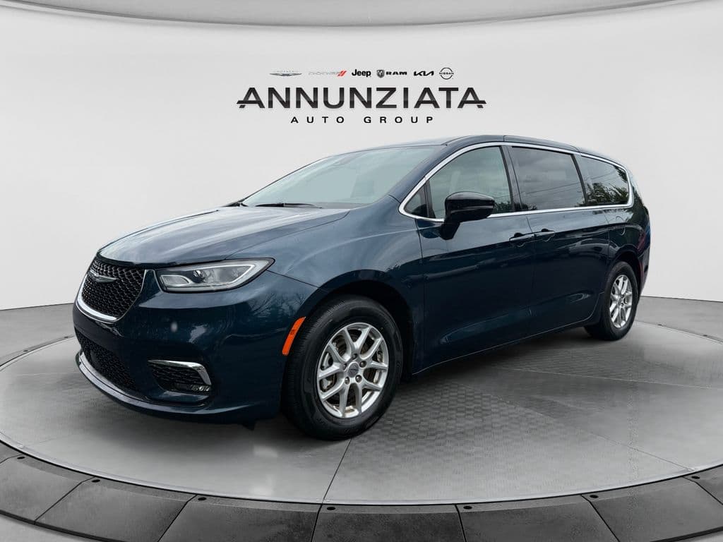 2025 Chrysler Pacifica Select — photo 1 of 30
