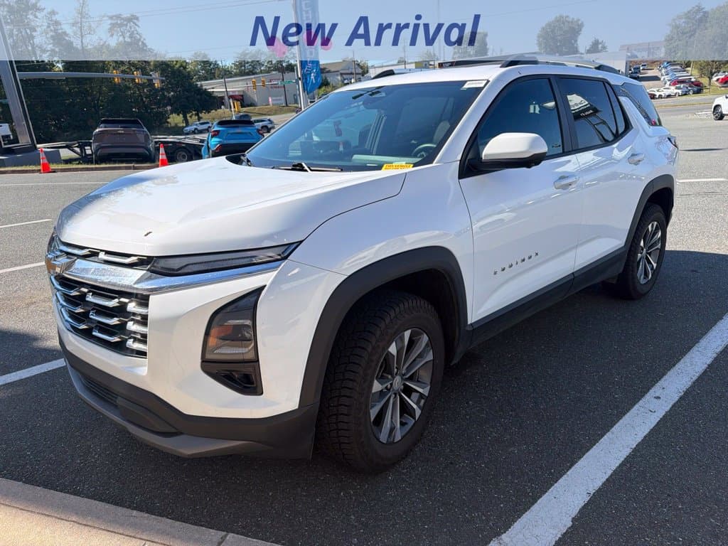 2025 Chevrolet Equinox FWD LT — photo 1 of 11