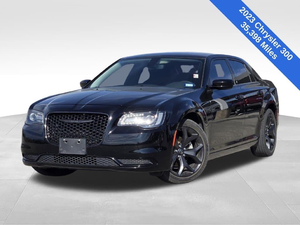2023 Chrysler 300 Touring — photo 1 of 33