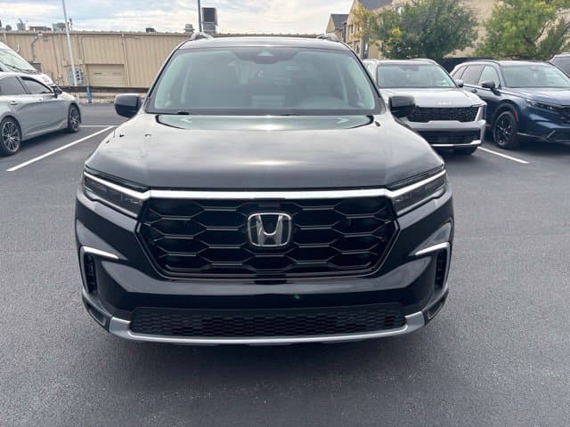 2023 Honda Pilot Touring — photo 1 of 15