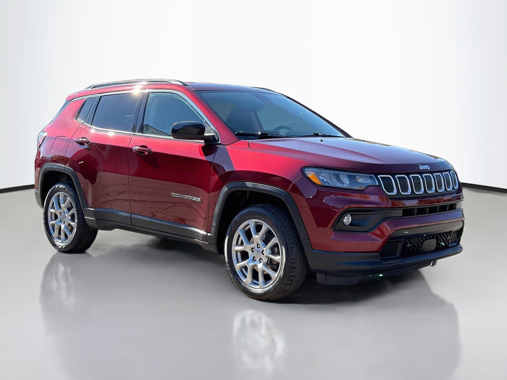 2022 Jeep Compass Latitude Lux — photo 1 of 35